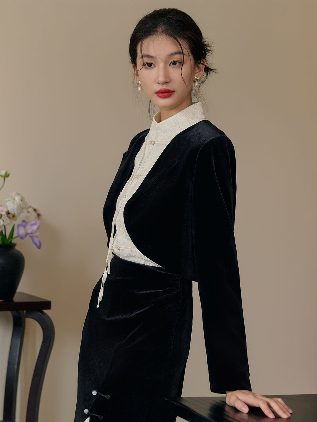 Classic Round Neck Velvet Cropped Jacket