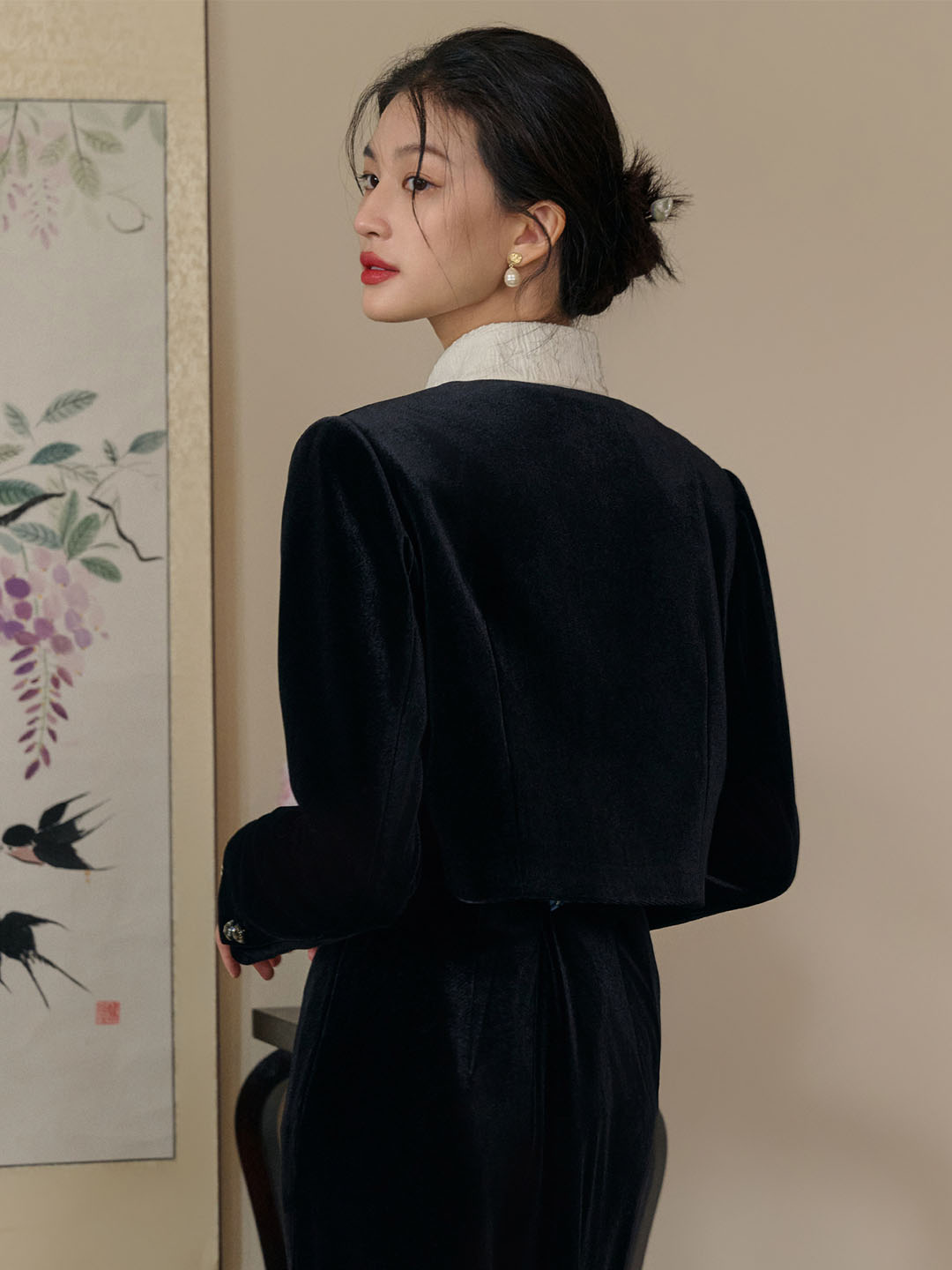 Classic Round Neck Velvet Cropped Jacket