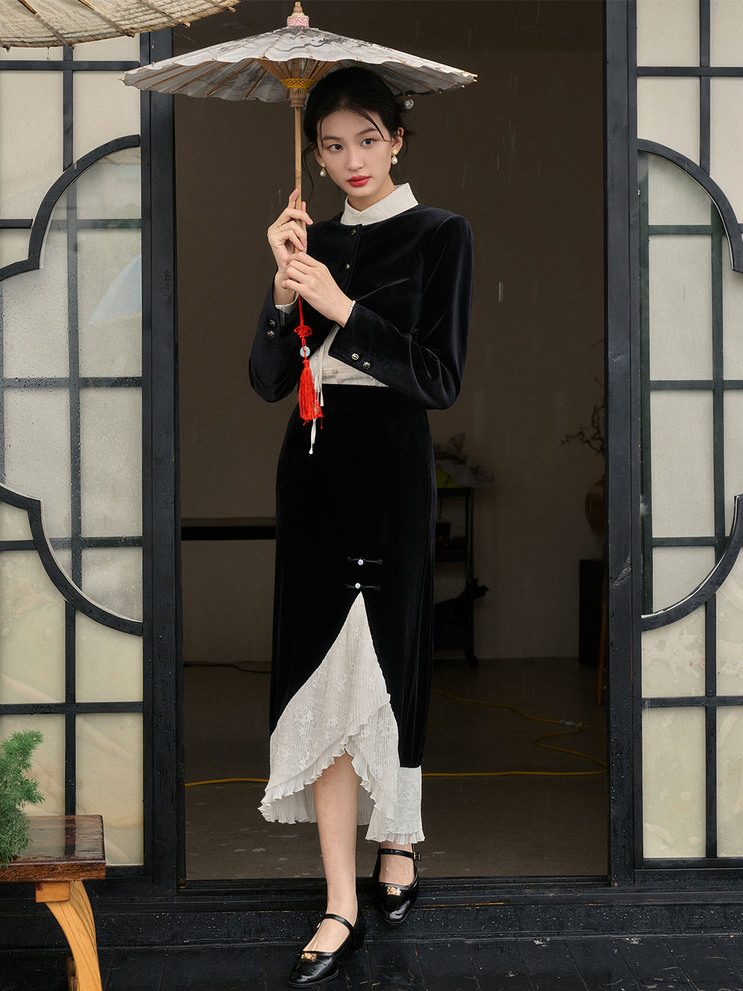 Classic Round Neck Velvet Cropped Jacket