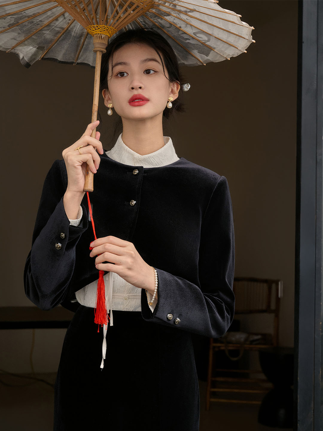 Classic Round Neck Velvet Cropped Jacket