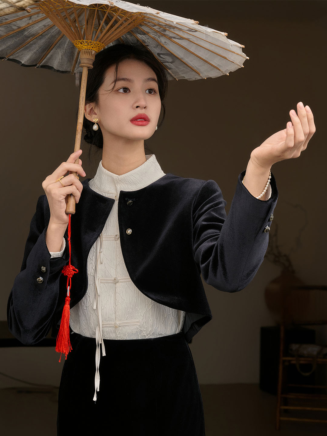 Classic Round Neck Velvet Cropped Jacket